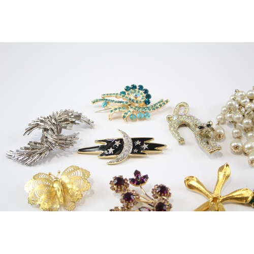 174 - 25 Assorted Vintage And Retro Brooches