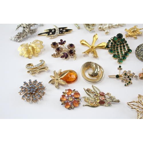 174 - 25 Assorted Vintage And Retro Brooches