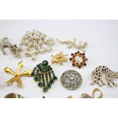 174 - 25 Assorted Vintage And Retro Brooches