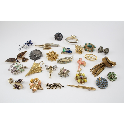 176 - 25 Assorted Vintage And Retro Brooches