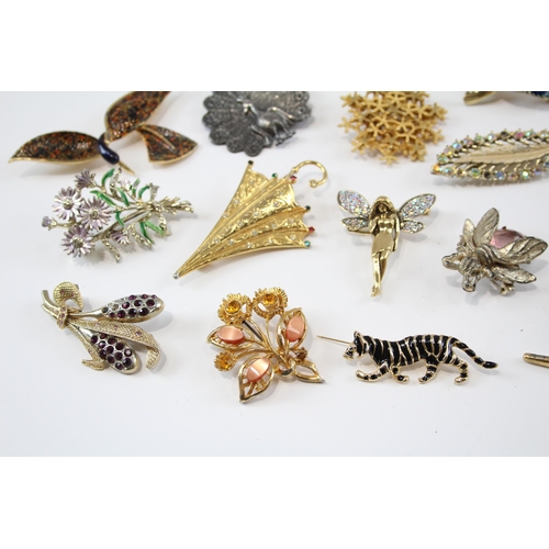 176 - 25 Assorted Vintage And Retro Brooches