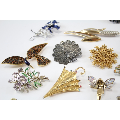 176 - 25 Assorted Vintage And Retro Brooches