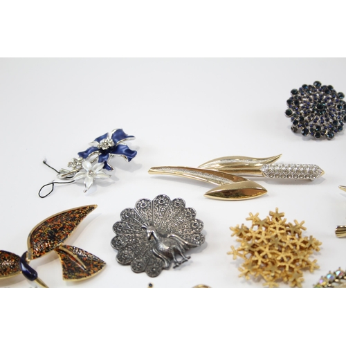 176 - 25 Assorted Vintage And Retro Brooches