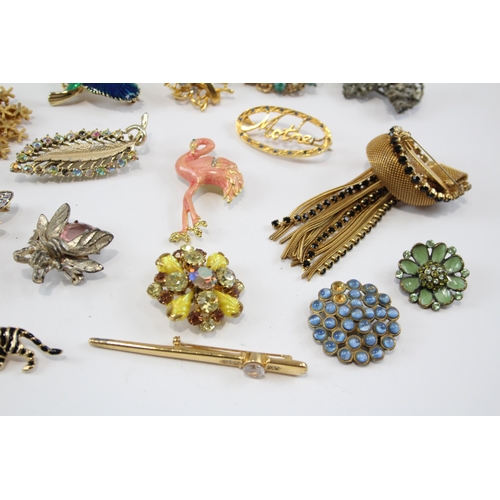 176 - 25 Assorted Vintage And Retro Brooches