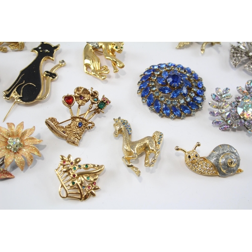 177 - 25 Assorted Vintage And Retro Brooches