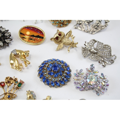 177 - 25 Assorted Vintage And Retro Brooches