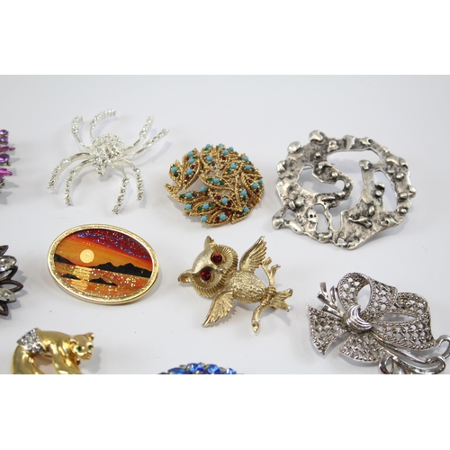 177 - 25 Assorted Vintage And Retro Brooches