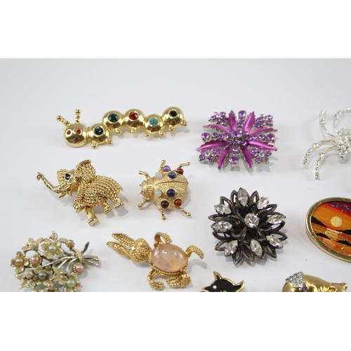 177 - 25 Assorted Vintage And Retro Brooches