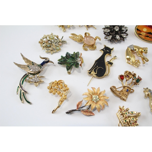 177 - 25 Assorted Vintage And Retro Brooches