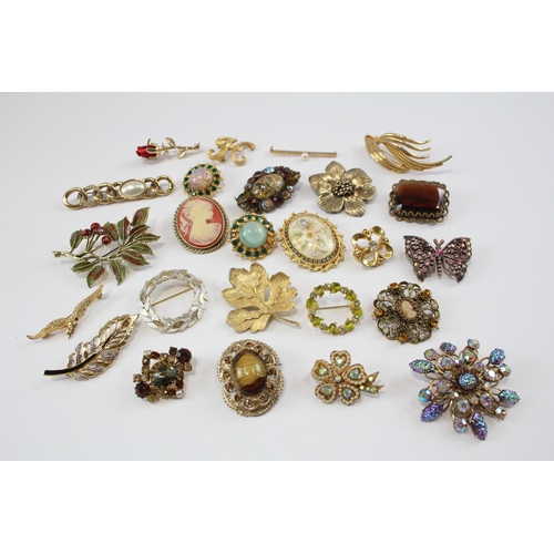 179 - 25 Assorted Vintage And Retro Brooches