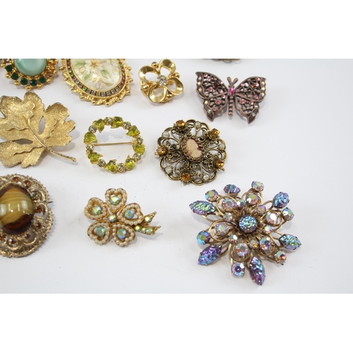 179 - 25 Assorted Vintage And Retro Brooches