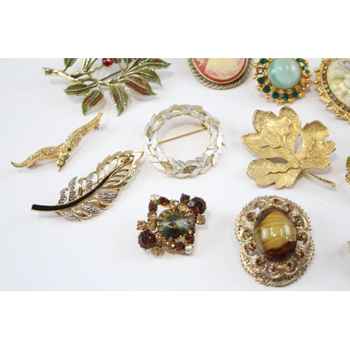 179 - 25 Assorted Vintage And Retro Brooches