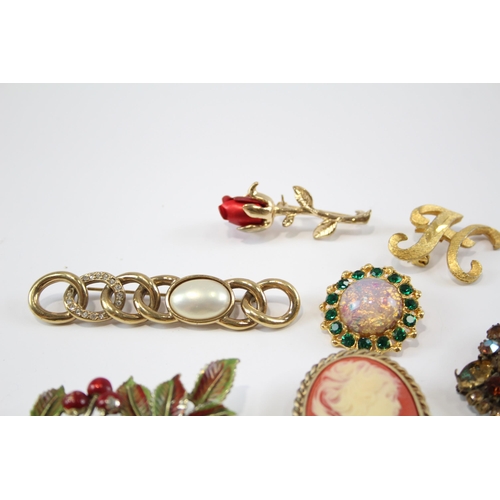 179 - 25 Assorted Vintage And Retro Brooches