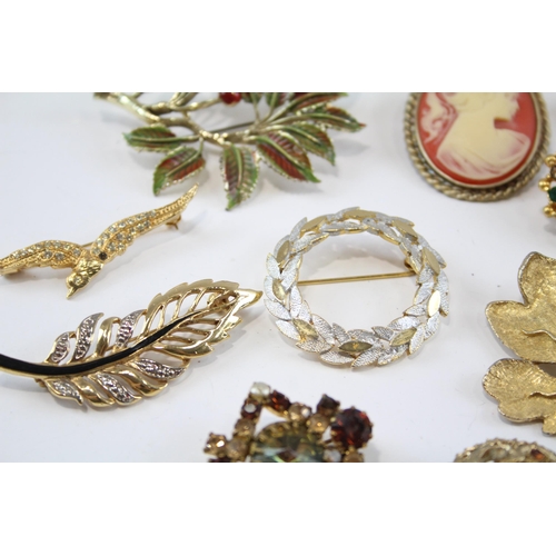 179 - 25 Assorted Vintage And Retro Brooches