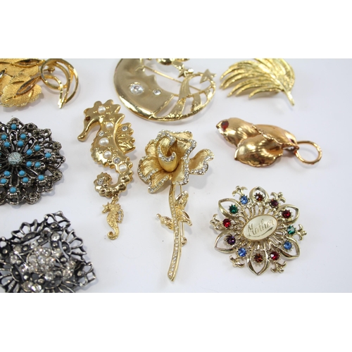 180 - 25 Assorted Vintage And Retro Brooches