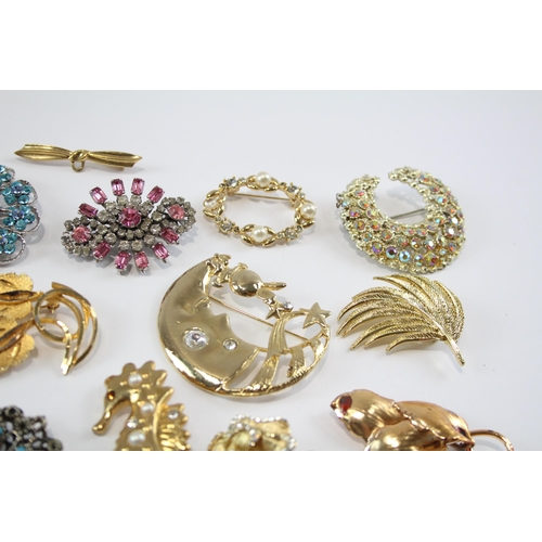 180 - 25 Assorted Vintage And Retro Brooches