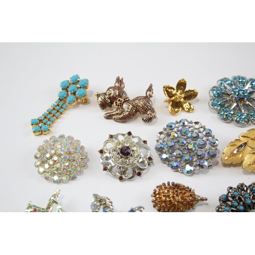 180 - 25 Assorted Vintage And Retro Brooches