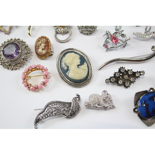 181 - 25 Assorted Vintage And Retro Brooches