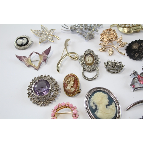 181 - 25 Assorted Vintage And Retro Brooches