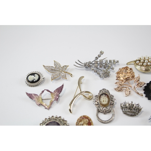 181 - 25 Assorted Vintage And Retro Brooches