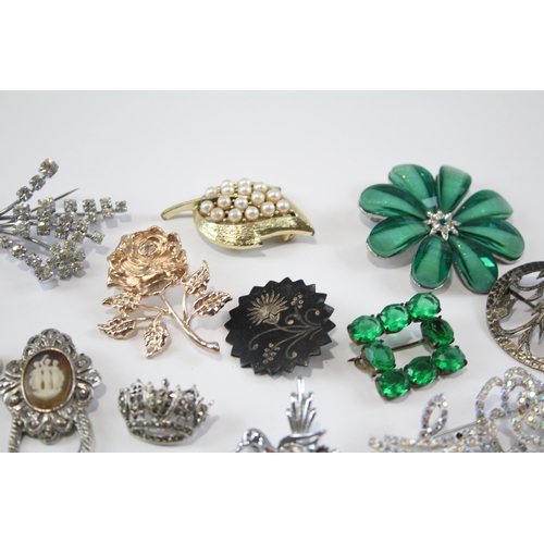 181 - 25 Assorted Vintage And Retro Brooches