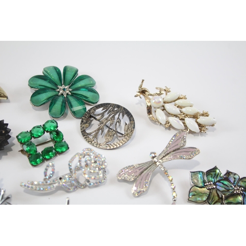 181 - 25 Assorted Vintage And Retro Brooches