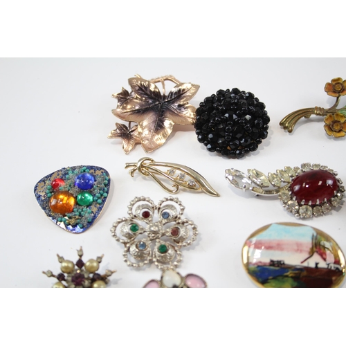 175 - 25 Assorted Vintage And Retro Brooches