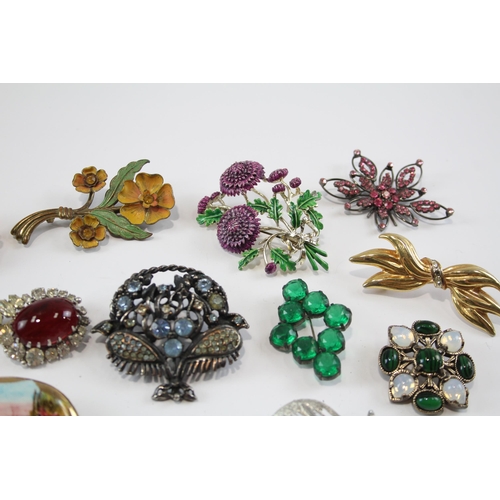 175 - 25 Assorted Vintage And Retro Brooches