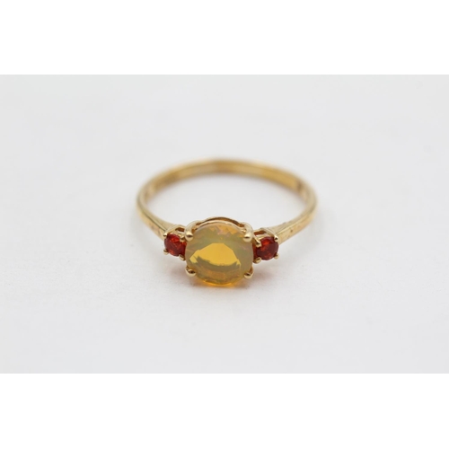 106 - 9ct Gold Opal Nad Red Gemstone Set Trilogy Ring (1.7g) Size  P