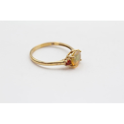 106 - 9ct Gold Opal Nad Red Gemstone Set Trilogy Ring (1.7g) Size  P