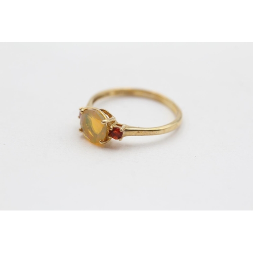 106 - 9ct Gold Opal Nad Red Gemstone Set Trilogy Ring (1.7g) Size  P