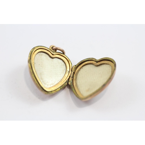 121 - 9ct Back & Front Gold Vintage Foliate Etched Heart Lockets (7.3g)