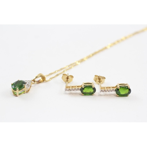 138 - 10ct Gold Diopside & White Gemstone Drop Pendant Necklace & Earrings Set (4.2g)