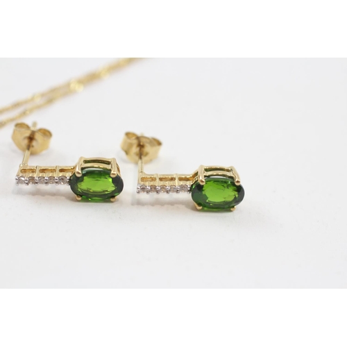 138 - 10ct Gold Diopside & White Gemstone Drop Pendant Necklace & Earrings Set (4.2g)