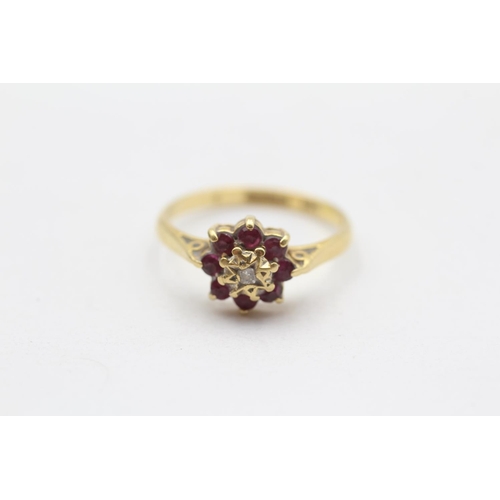 20 - 18ct Gold Vintage Diamond And Ruby Set Cluster Ring (2.6g) Size  M