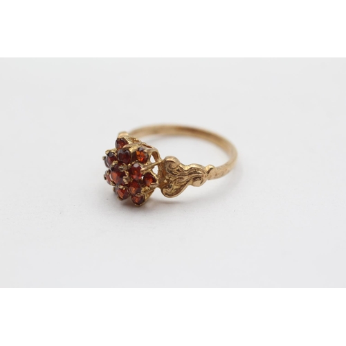 41 - 9ct Gold Vintage Garnet Cluster Ring (2g) Size  L