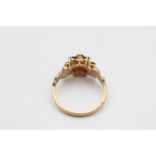 41 - 9ct Gold Vintage Garnet Cluster Ring (2g) Size  L