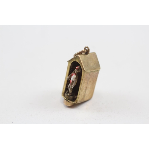 77 - 9ct Gold Vintage Enamelled Royal Guard Post Charm (2g)