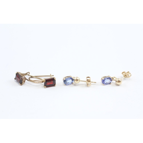 91 - 2 X 9ct Gold Paired Gemstone Drop Earrings Inc. Garnet & Sapphire (2.7g)