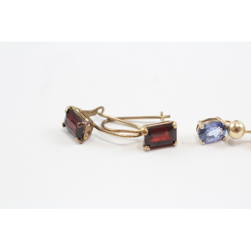 91 - 2 X 9ct Gold Paired Gemstone Drop Earrings Inc. Garnet & Sapphire (2.7g)