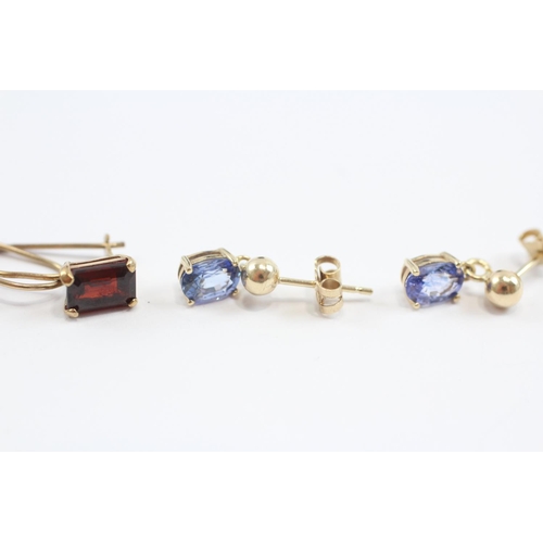 91 - 2 X 9ct Gold Paired Gemstone Drop Earrings Inc. Garnet & Sapphire (2.7g)