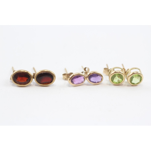 97 - 3 X 9ct Gold Paired Gemstone Stud Earrings Inc. Peridot, Garnet & Amethyst (2.3g)