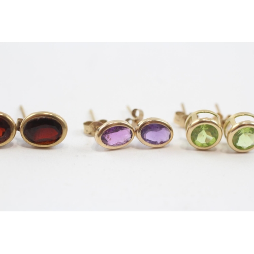 97 - 3 X 9ct Gold Paired Gemstone Stud Earrings Inc. Peridot, Garnet & Amethyst (2.3g)