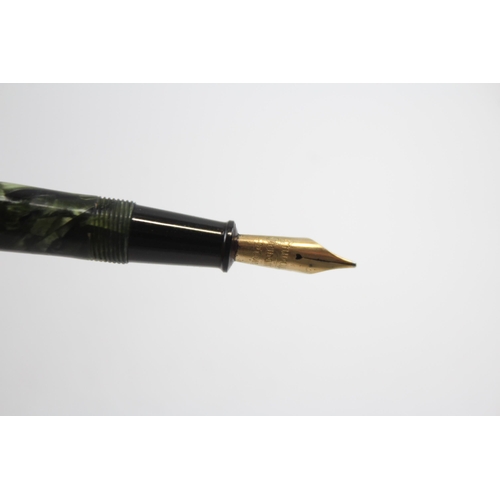 339 - Vintage CONWAY STEWART No. 388 Green FOUNTAIN PEN w/ 14ct Gold Nib WRITING