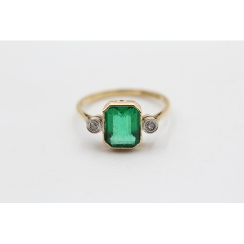 101 - 18ct Gold Green Paste & Diamond Three Stone Dress Ring (2.7g) Size  Q