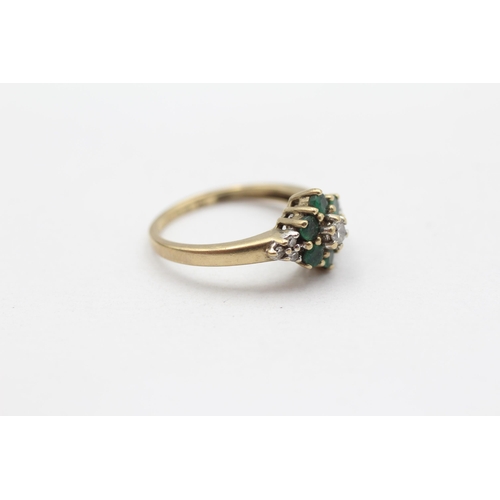 120 - 9ct Gold Vintage Diamond And Emerald Set Cluster Ring (1.9g) Size  I 1/2