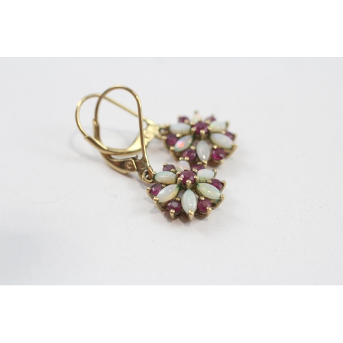 67 - 9ct Gold Vintage Ruby And Opal Set Floral Cluster Ring (2.2g)