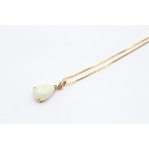 71 - 9ct Gold Vintage Teardrop Shaped Opal Set Pendant Necklace (1.6g)