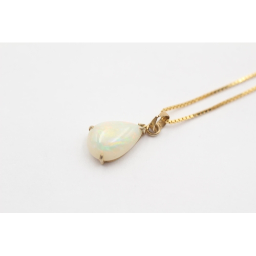 71 - 9ct Gold Vintage Teardrop Shaped Opal Set Pendant Necklace (1.6g)