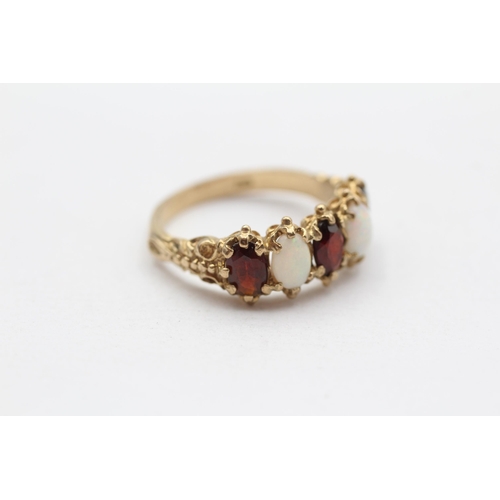 87 - 9ct Gold Vintage Opal And Garnet Set Five Stone Dress Ring (3.8g) Size  P